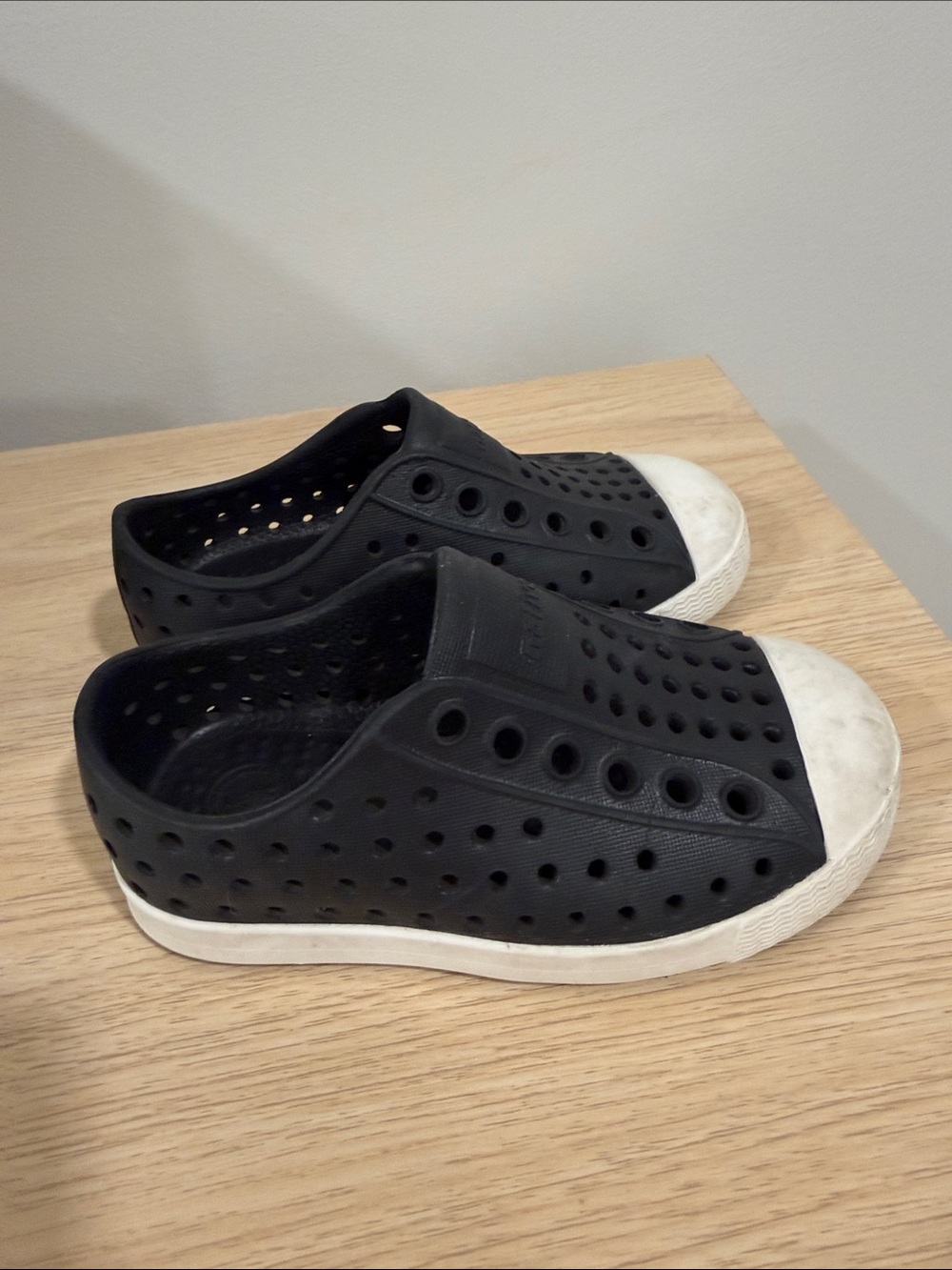 Native Shoes Black with White Toe Kids Water Shoes 6 Toddler